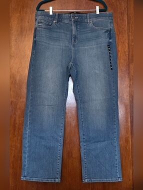 Torrid 18S Bombshell Straight High-Rise Jeans NWT Gramercy Short